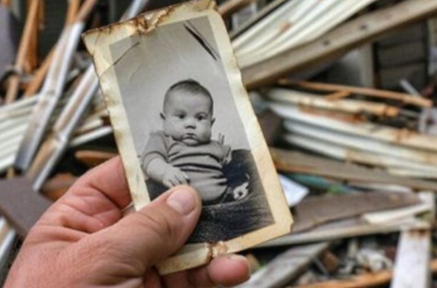  Millionär zerstört das Haus eines alten Mannes und findet ein unerwartetes Kinderfoto unter den Trümmern: „Die Entdeckung überrascht ihn!