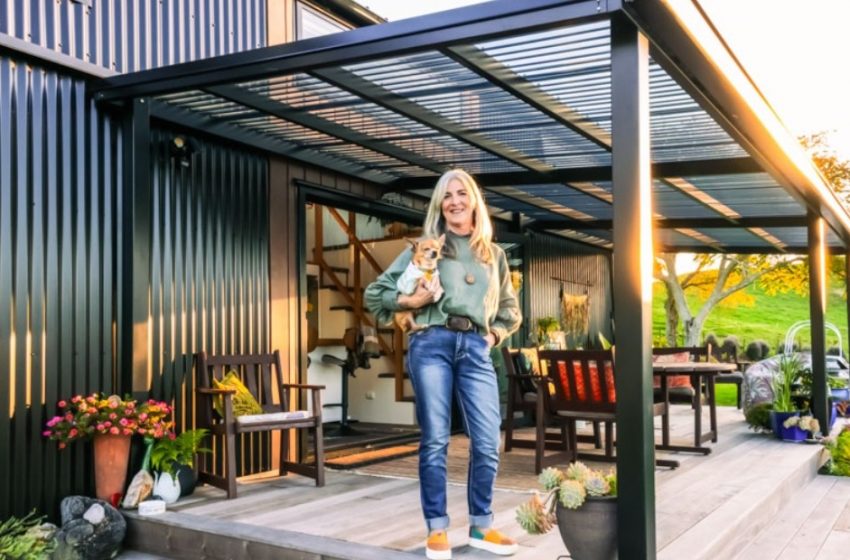  „Lebt ihr bestes Leben“: Wie diese Frau ihr Traumhaus ganz allein erschuf und Freiheit im spektakulärsten Tiny House fand.