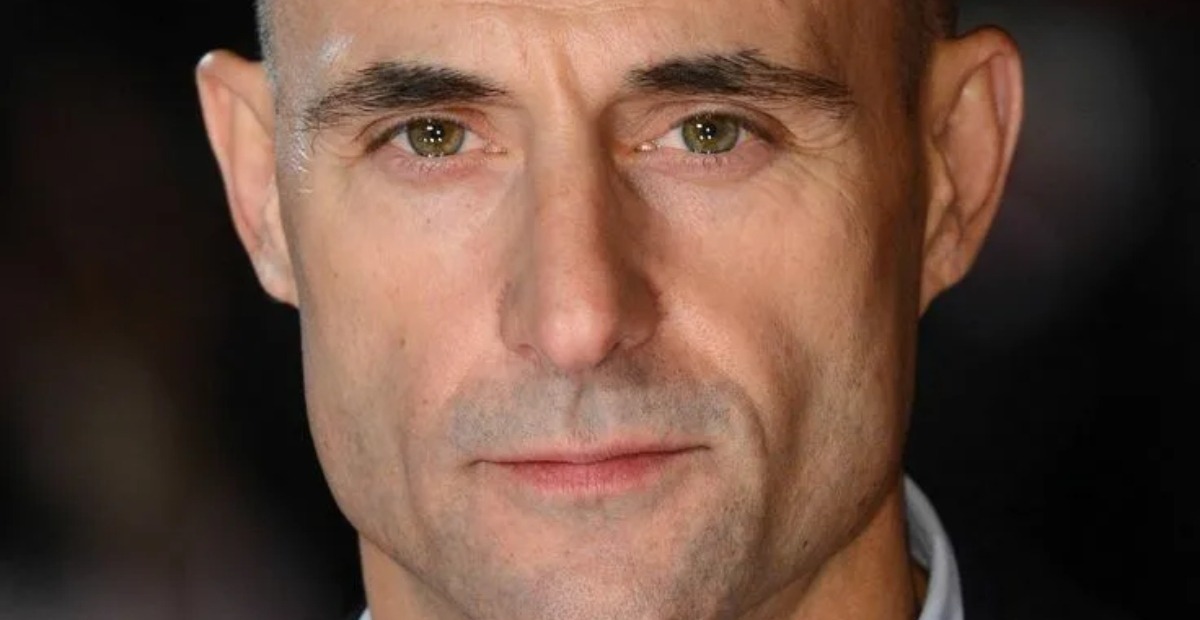 Wie sah der markante Mark Strong mit Haaren aus und wie sah er aus, als er glatzköpfig wurde?