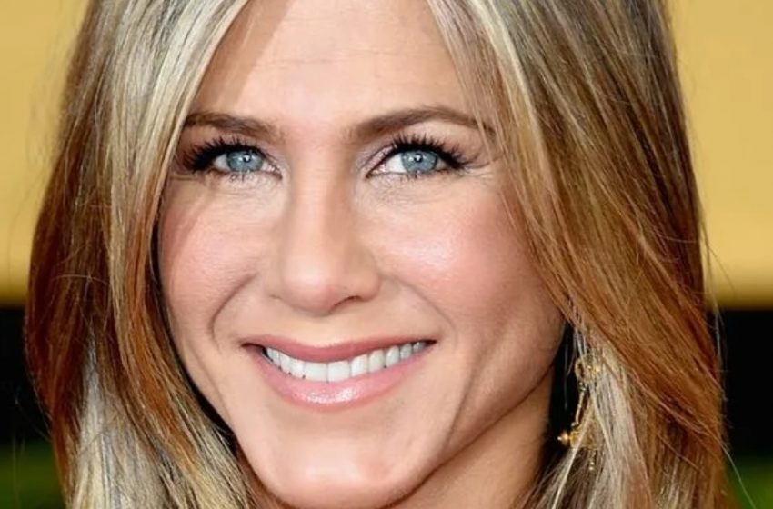  „Ist Jennifer Aniston in einer Romanze?“: Paparazzi ‘erwischten’ sie mit einem neuen Freund, als sie ein Restaurant verließ – Wer ist er?