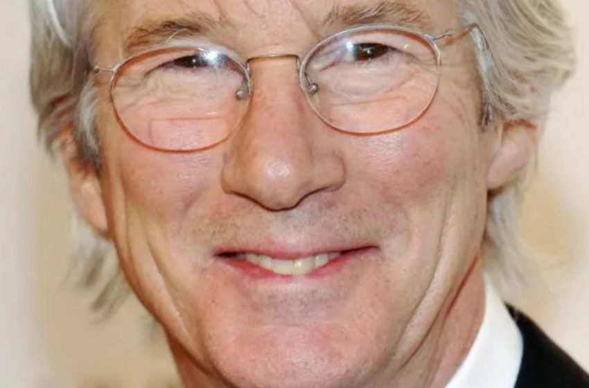  Richard Gere zieht alle Blicke auf sich mit seinem Doppelgänger-Sohn und seiner Frau im gewagten, durchsichtigen Kleid