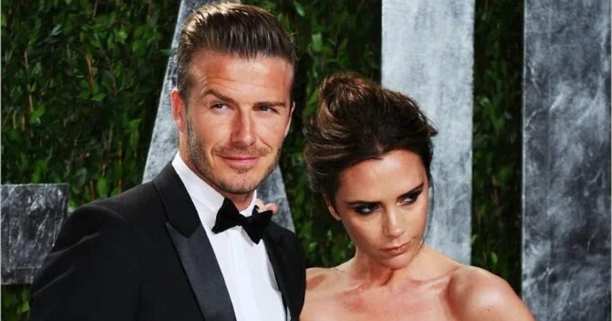 David Beckhams 50-jährige Frau sieht sich Kritik ausgesetzt, weil sie in einem gewagten Bodysuit posiert, der ihr Dekolleté und ihre Taille zur Schau stellt.