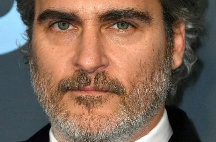  „Fans kritisieren die Verlobte von Joaquin Phoenix, 39, für gewagten roten Teppich-Look“: Wie sieht sie aus?