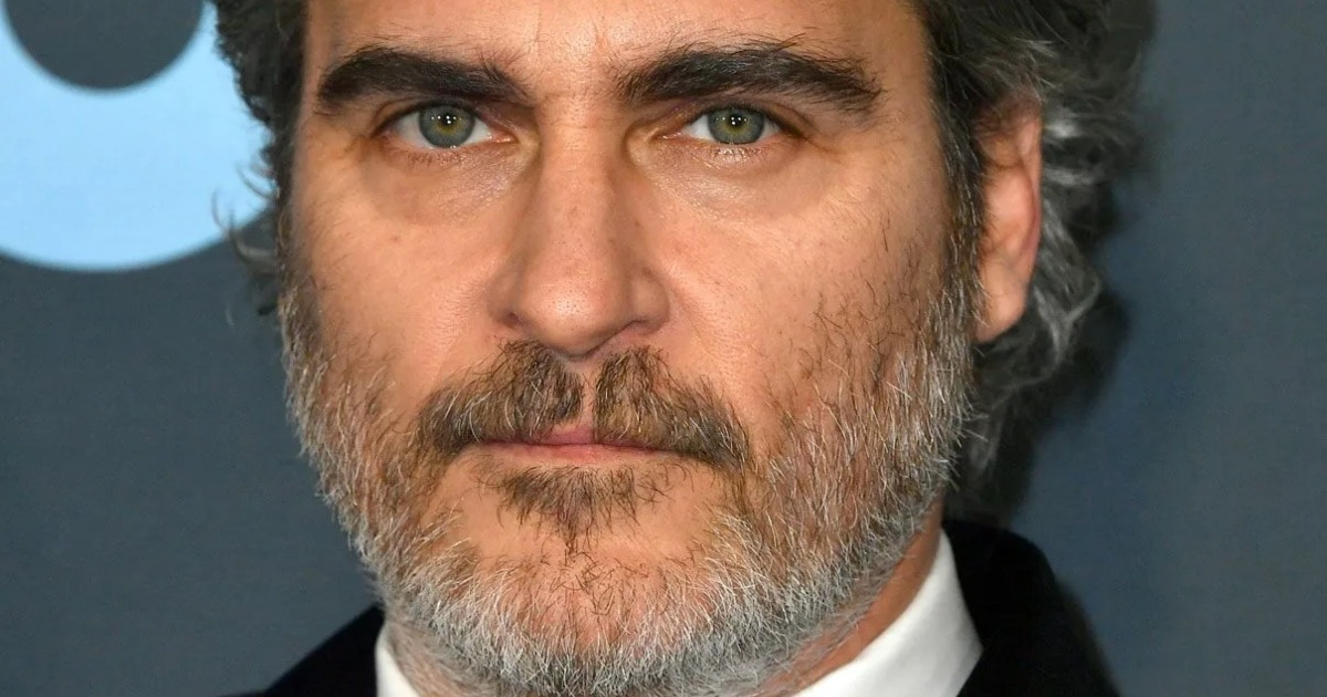 „Fans kritisieren die Verlobte von Joaquin Phoenix, 39, für gewagten roten Teppich-Look“: Wie sieht sie aus?