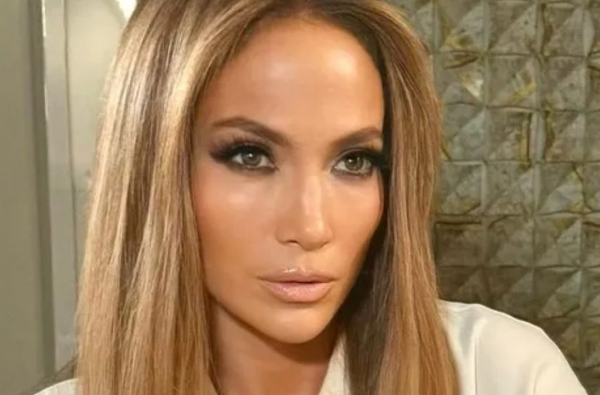  „Fans verspotten Jennifer Lopez, weil sie mit 55 in pinkem Minirock und High Heels ihre Beine zeigt“: Wie sieht sie aus?