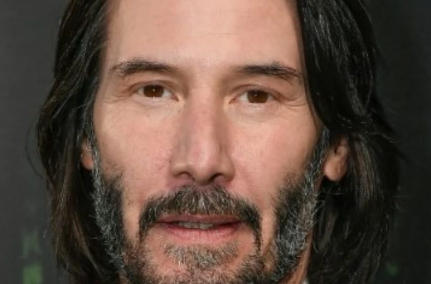  Fans bemerken, dass Keanu Reeves, 60, ‚nicht glücklich aussieht‘, während er Hand in Hand mit seiner langjährigen Partnerin, 51, bei einem Date ist