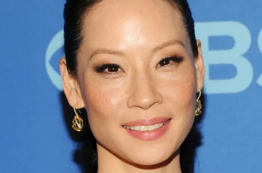  „Sieht wirklich halb so alt aus“: Die 55-jährige Lucy Liu begeistert alle mit ihrem lebendigen Look in einem schicken, trägerlosen Kleid!