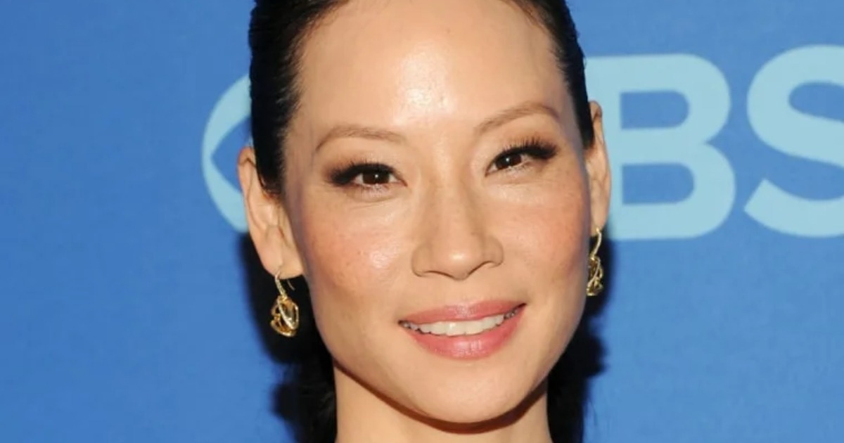 „Sieht wirklich halb so alt aus“: Die 55-jährige Lucy Liu begeistert alle mit ihrem lebendigen Look in einem schicken, trägerlosen Kleid!