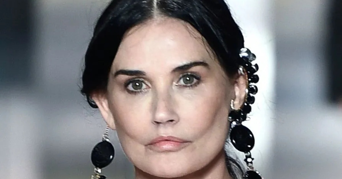 „Demi Moore, 61, verblüfft die Fans mit ihrem Aussehen, als würde sie ‚rückwärts altern‘”: Was ist ihr Geheimnis?