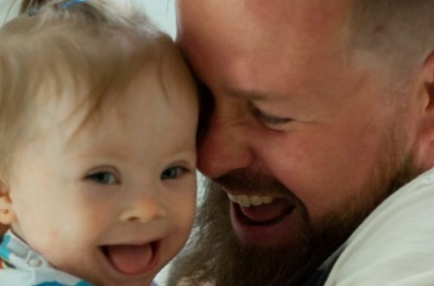  Alleinerziehender Vater adoptiert Jungen mit Down-Syndrom, Jahre später erfährt er von seinem Erbe von 1,2 Millionen Dollar.