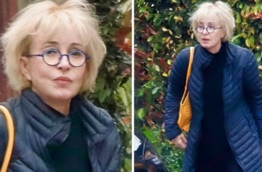  Ikonischer Star aus dem Kultklassiker der 80er sieht bei seltenem öffentlichen Auftritt unrecognizable aus! Wer ist sie?