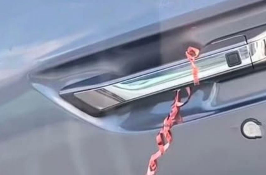  Ungewöhnliches Rätsel: Was bedeutet dieses seltsame Band an meiner Autotür?