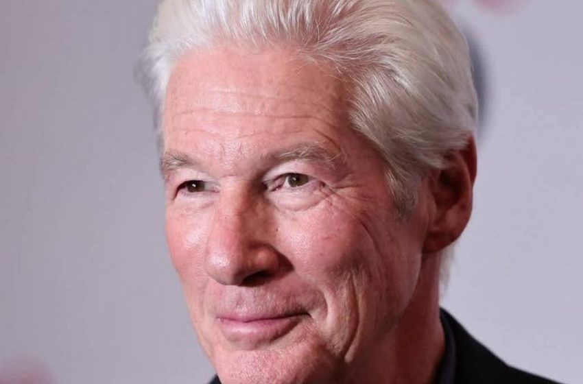  Richard Gere, 75, zieht immer noch alle Blicke am Strand auf sich, dank seiner 34 Jahre jüngeren Frau!: Wie sieht er jetzt aus?