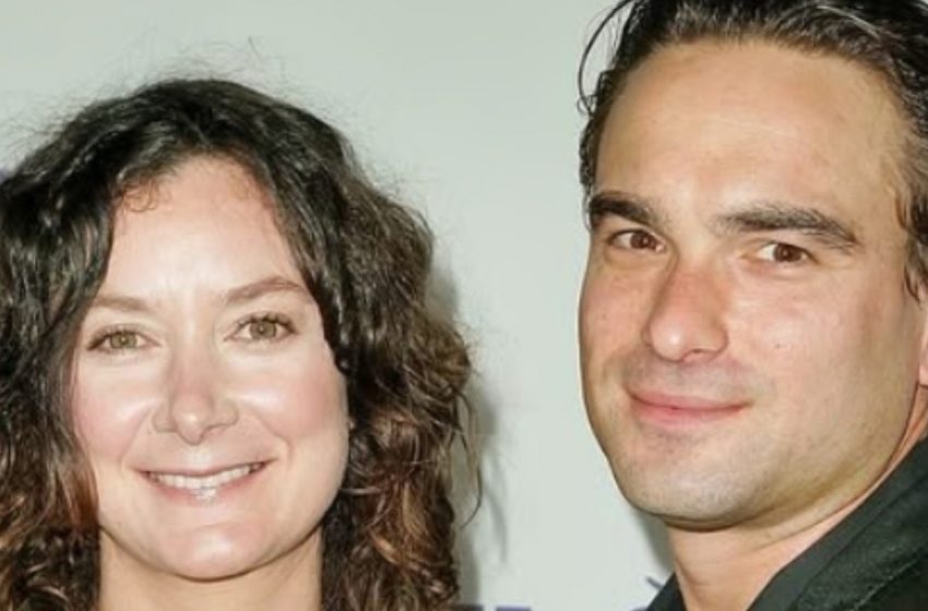 Sara Gilbert erzählt offen davon, wie sie sich Johnny Galecki bei „Roseanne“ outete: Wie er sie seitdem unterstützt!