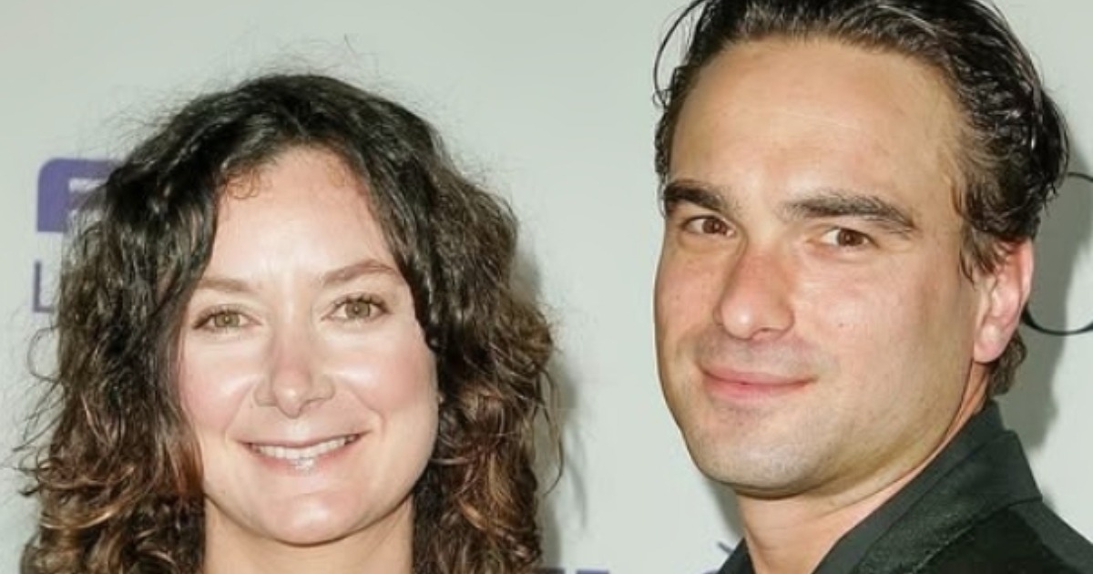 Sara Gilbert erzählt offen davon, wie sie sich Johnny Galecki bei „Roseanne“ outete: Wie er sie seitdem unterstützt!