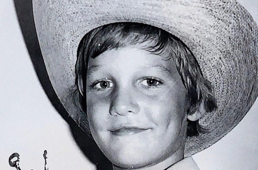 „Das Kind auf dem Foto wurde von seiner Mutter in einen Fluss geworfen“ – und dennoch schaffte er es, als Erwachsener ein Hollywood-Star zu werden!
