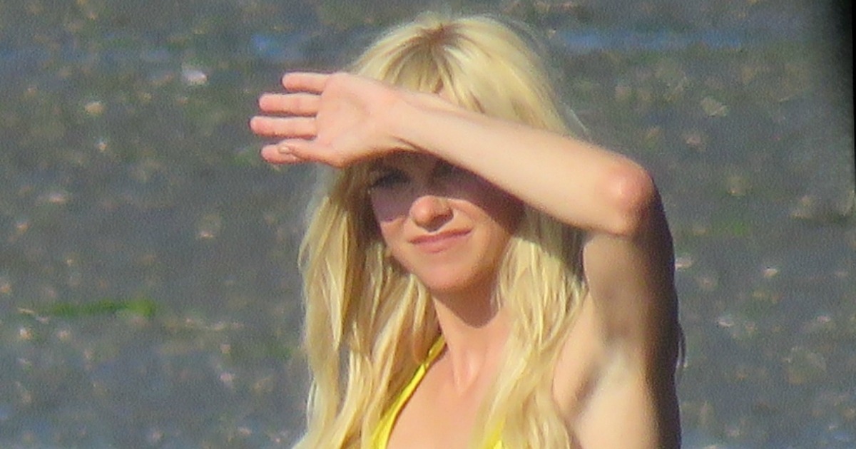 „Sie ist 49 und stiehlt am Strand immer noch allen die Show“: Kannst du diese ehemalige Comedy-Queen erraten?