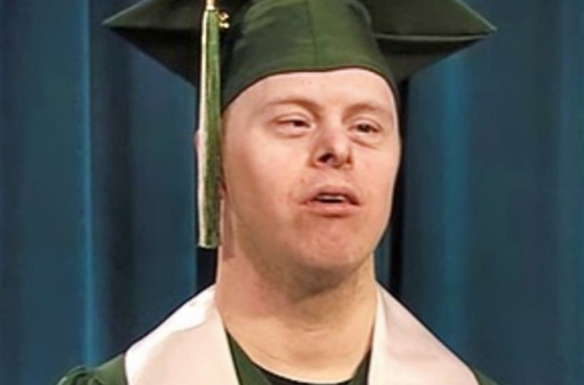  Mann mit Down-Syndrom schreibt Geschichte als erster Absolvent seiner Hochschule: Der inspirierende Moment!