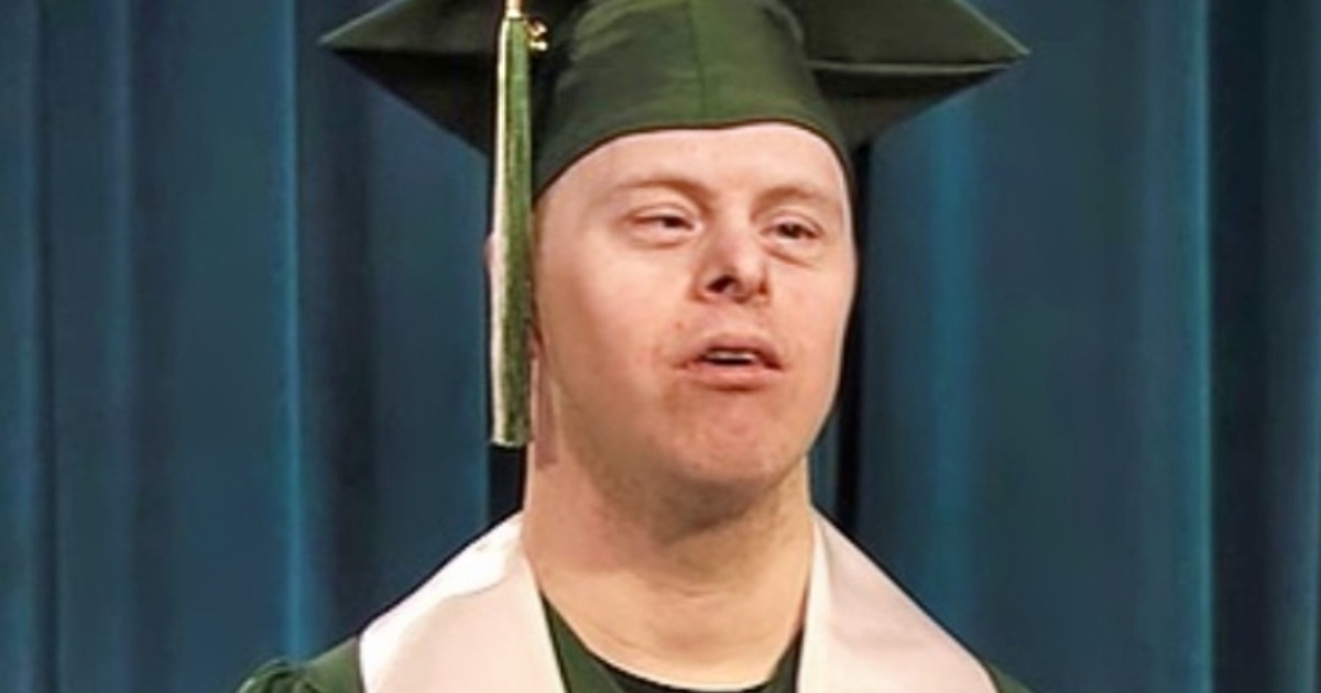 Mann mit Down-Syndrom schreibt Geschichte als erster Absolvent seiner Hochschule: Der inspirierende Moment!