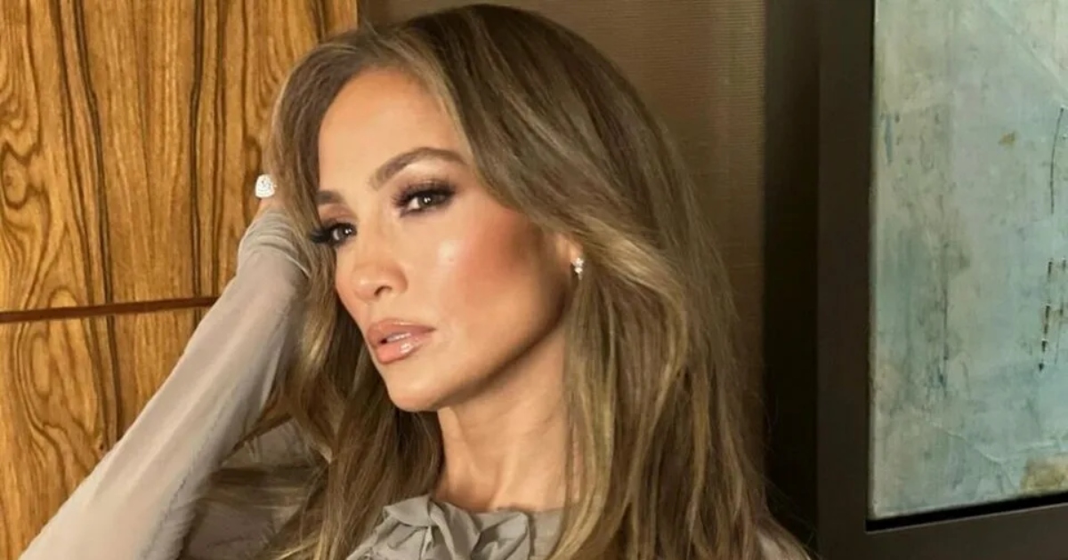 J.Lo strahlt mit 55 – und Kritiker kommen mit ihrem gewagten neuen Look nicht klar! Wie sieht sie aus?