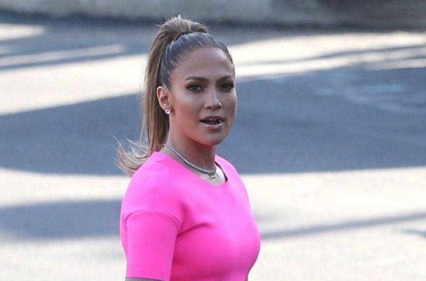J.Los gewagtes Bühnenoutfit sorgt für Verwirrung: Fans sind überrascht von ihrem Look!