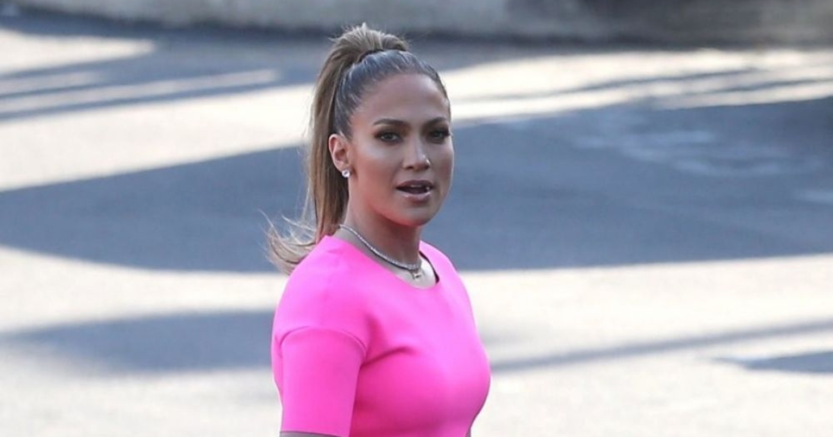 J.Los gewagtes Bühnenoutfit sorgt für Verwirrung: Fans sind überrascht von ihrem Look!