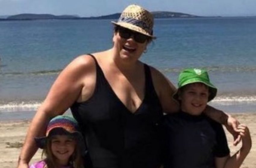 Mama macht ein süßes Foto mit ihren Kindern – dann entdeckt sie etwas, das sie sofort wieder zur Kamera greifen lässt!