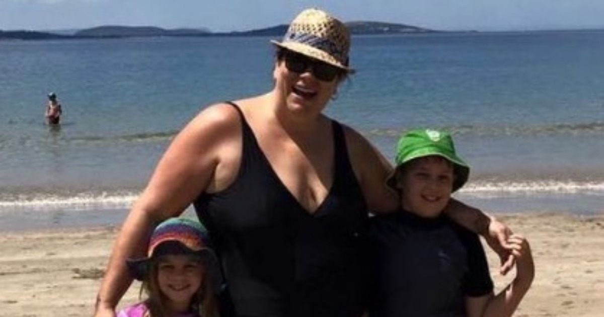 Mama macht ein süßes Foto mit ihren Kindern – dann entdeckt sie etwas, das sie sofort wieder zur Kamera greifen lässt!