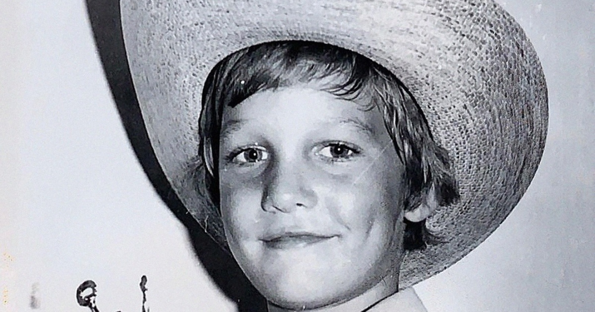 „Das Kind auf dem Foto wurde von seiner Mutter in den Fluss geworfen“: Trotzdem schaffte er es, als Erwachsener Hollywood-Star zu werden!