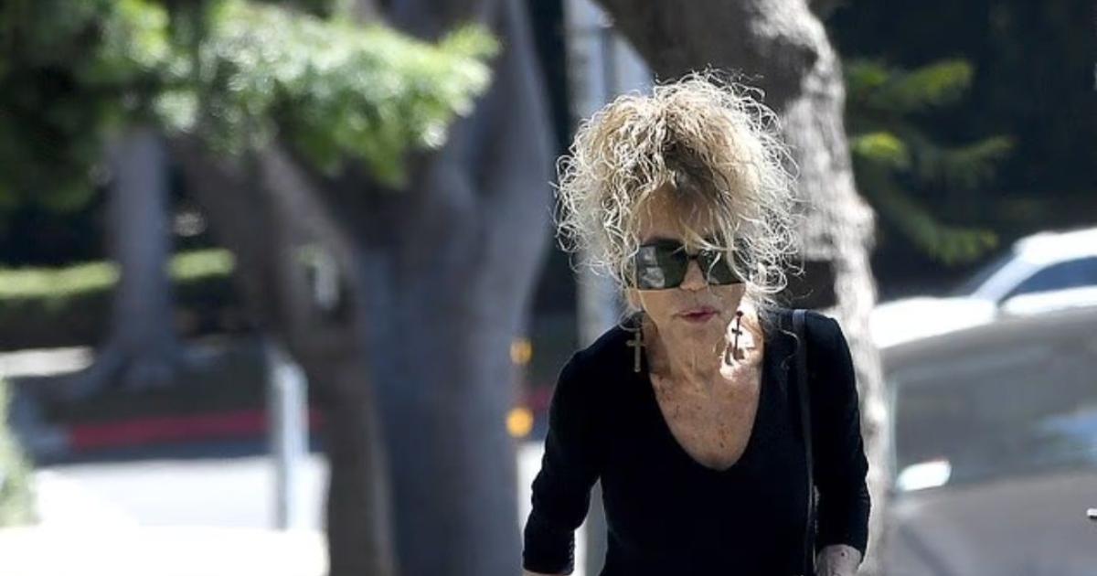 Hollywood-Legende auf seltenen Paparazzi-Fotos unkenntlich!: Können Sie erraten, wer sie ist?