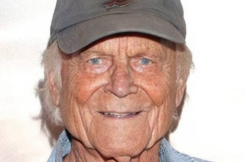  Legendärer Schauspieler verblüfft Fans mit seltenem aktuellen Foto: Erkennen Sie ihn?