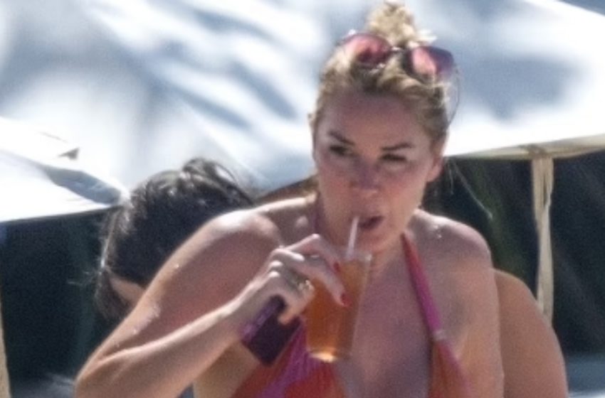  Strahlende 53-jährige TV-Star begeistert in knallbuntem Bikini bei Barbados-Urlaub!: Kannst du erraten, wer sie ist?