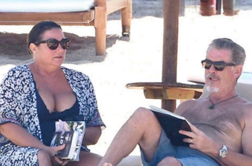  Legendärer Hollywood-Schwarm in den Mitt-60ern: Oberkörperfrei bei romantischem Strandurlaub mit atemberaubender Ehefrau gesichtet! Kennst du sie?