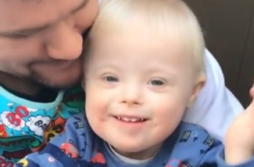  Vater lässt sich von Mutter scheiden, die ihren Sohn mit Down-Syndrom abgelehnt hat!: Zieht ihn mit unerschütterlicher Liebe groß!