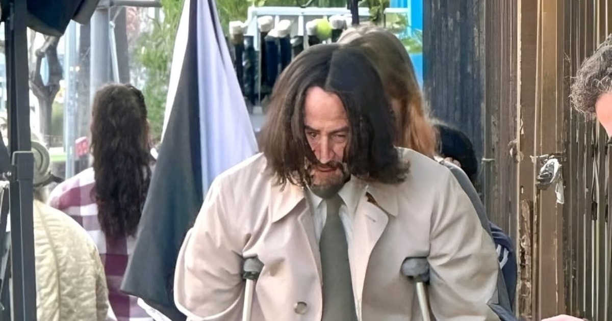 Beliebter Hollywood-Actionstar auf Krücken mit bandagiertem Bein gesichtet!: Fans rätseln, was passiert ist!