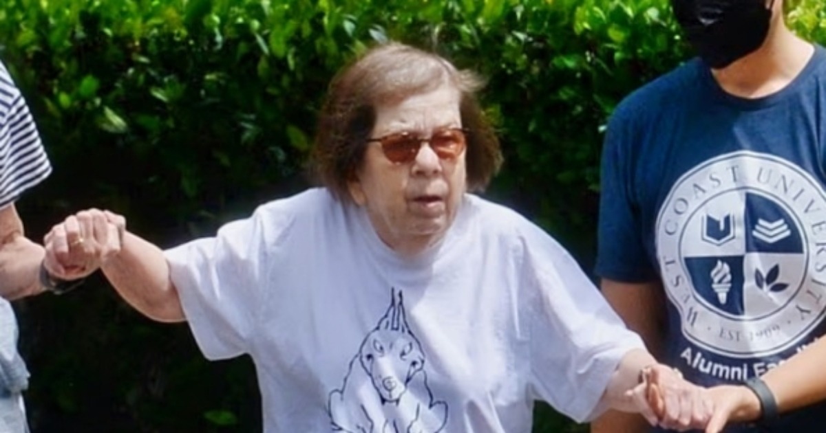 Legendäre 80-jährige Oscar-Gewinnerin bei einem seltenen Auftritt in LA gesichtet!: Wer ist sie?