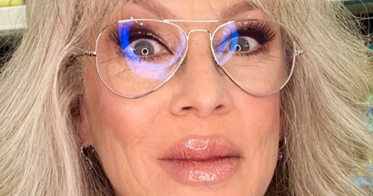 Hollywood-Legende überrascht Fans mit dramatisch überfüllten Lippen und auffälligem neuen Look!