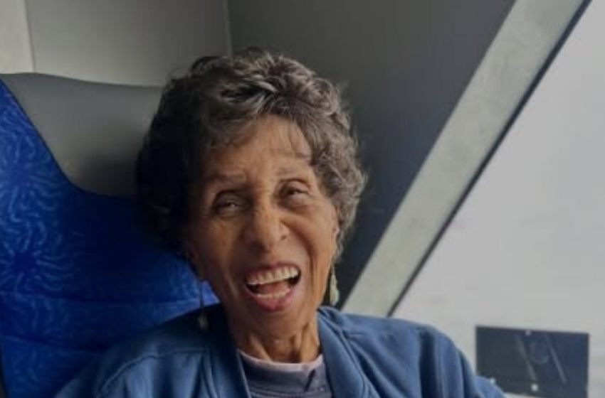 Mit 94 Jahren stiehlt sie noch immer allen die Show!  Sieh dir ihren atemberaubenden Auftritt beim Catalina Film Festival an!