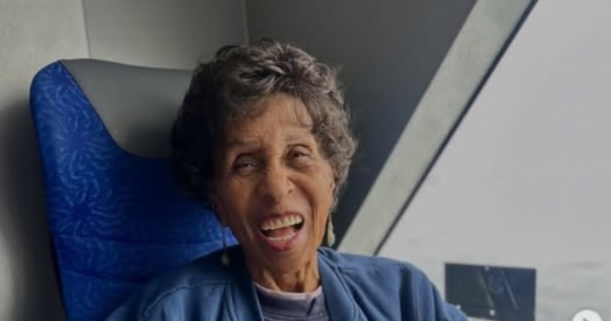 Mit 94 Jahren stiehlt sie noch immer allen die Show!  Sieh dir ihren atemberaubenden Auftritt beim Catalina Film Festival an!