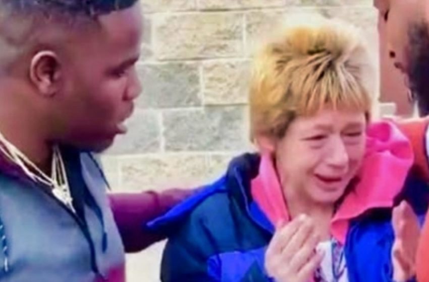  Fremde greifen ein, um einer trauernden Witwe zu helfen, die Benzin mit Kleingeld bezahlt!: Ihre herzerwärmende Tat wird dich berühren!