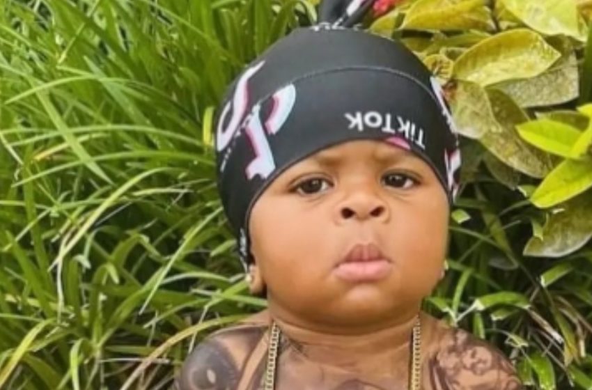  Mutter sorgt für Empörung, nachdem sie ihr einjähriges Kind mit falscher Körperkunst bedeckt hat!: Sehen Sie die Fotos!