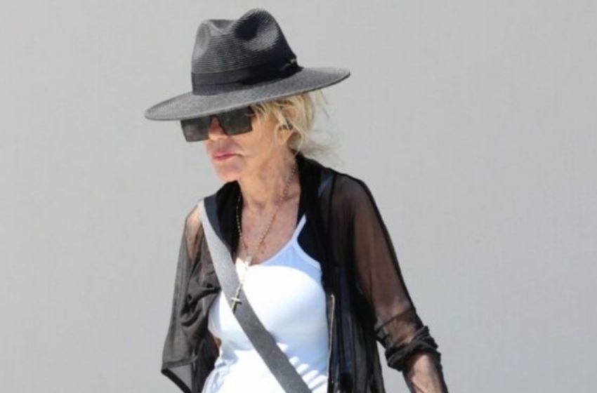  Hollywood-Ikone der 70er verblüfft Fans!: Spaziert mit ihren Hunden und ist kaum wiederzuerkennen!