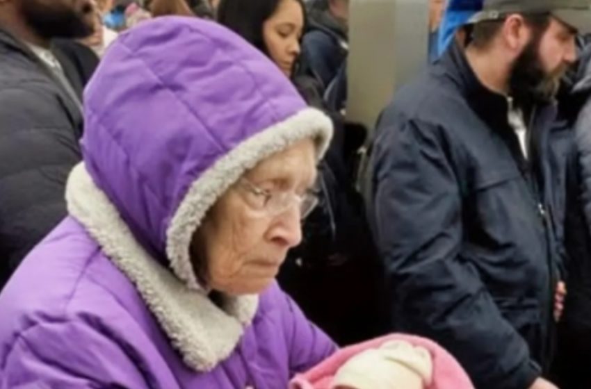  Die Leute haben mich ausgelacht, als meine Karte abgelehnt wurde, während ich meine kleine Enkeltochter hielt – doch dann veränderte die Stimme eines Fremden alles und zeigte mir, dass Freundlichkeit noch existiert