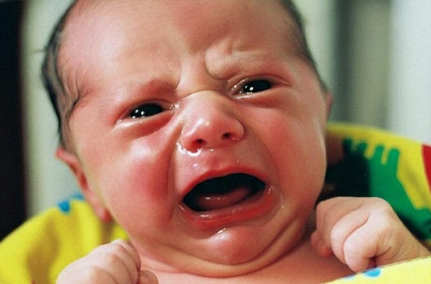  Mein Neugeborenes schrie stundenlang!: Was ich in seinem Bettchen versteckt fand, ließ mich vor Wut zittern